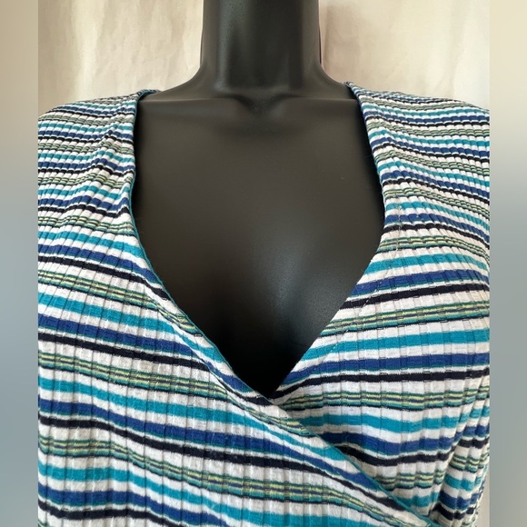 Redhaute Women's Sz M Striped Side Sweep V Neck Blouse Shades Of Blue - Picture 2 of 6